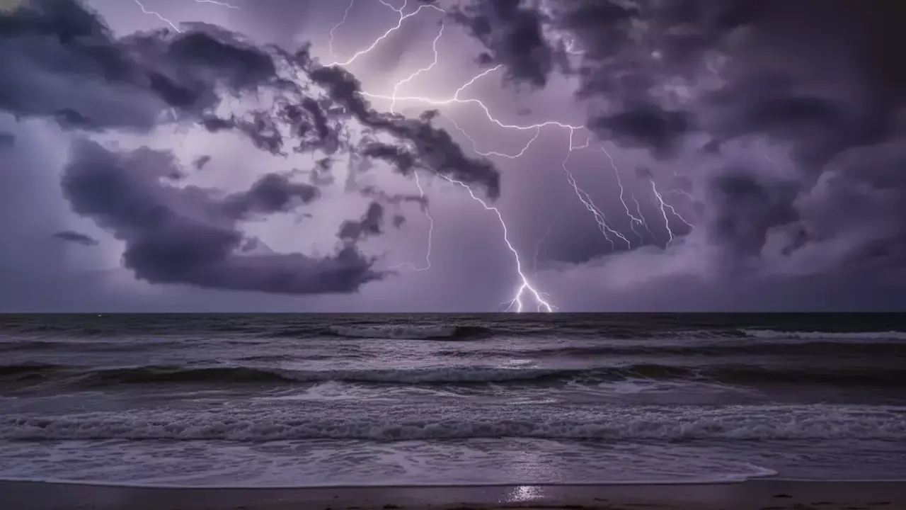 عواصف قوية تضرب أربع مناطق في المملكة ورياح تصل سرعتها إلى 50 كم/ساعة وأمواج عملاقة تهدد السواحل